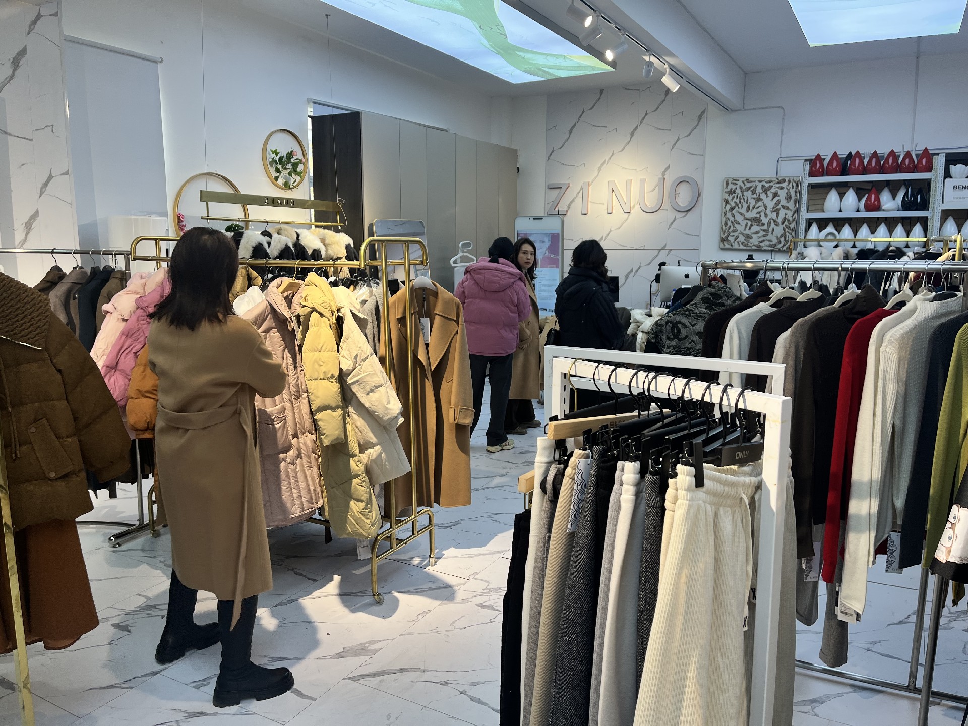 子诺女装工厂总部展厅