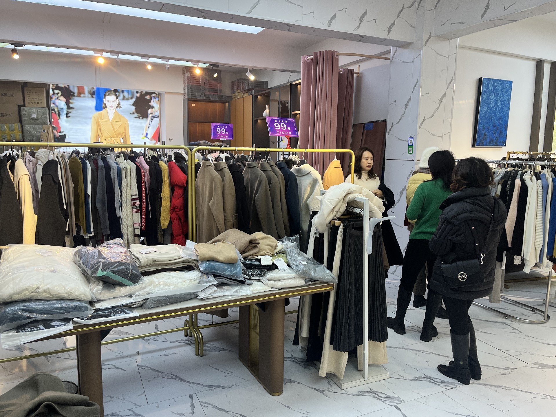 子诺女装工厂总部展厅2